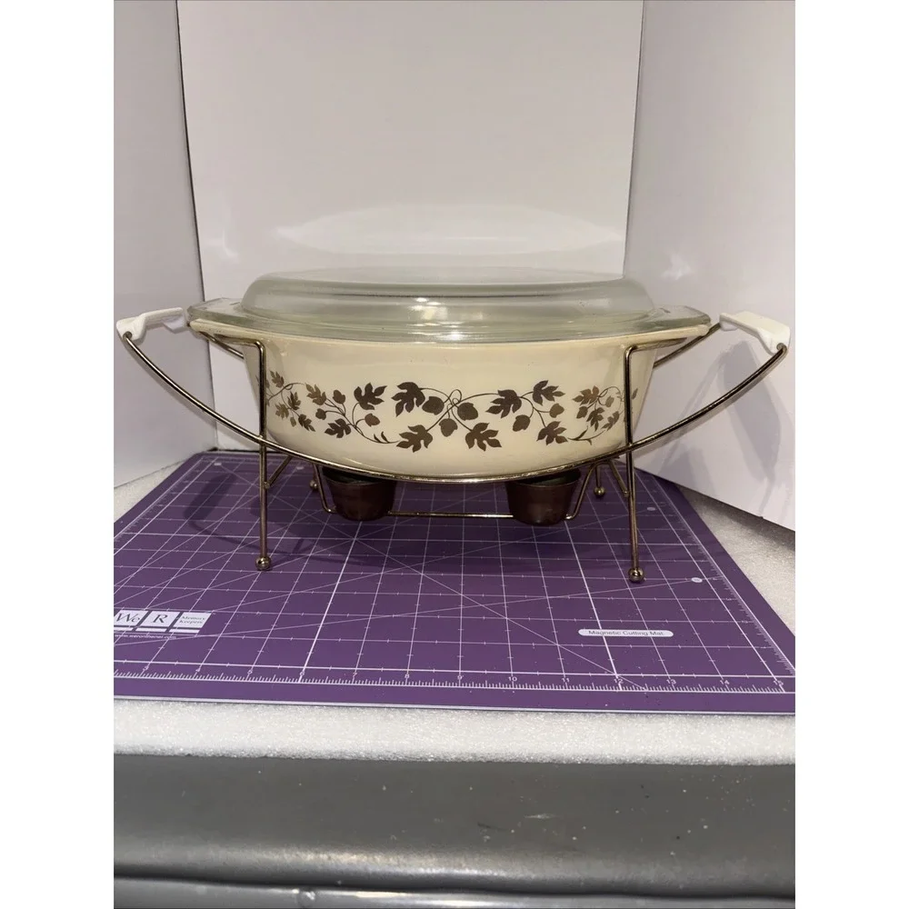 Pyrex Golden Acorn 2.5 Q Oval Casserole, 045 & Clear Lid W/ heating stand